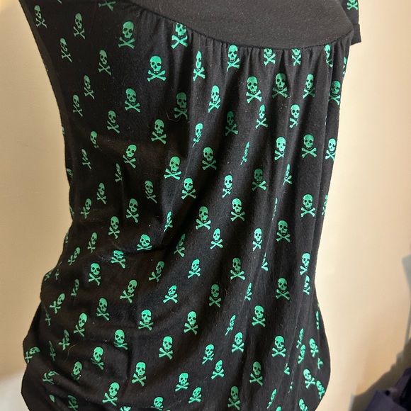90's Skull and Cross Bone Capped Sleeve Women's Blouse with Scoop Neckline Med - Picture 3 of 6